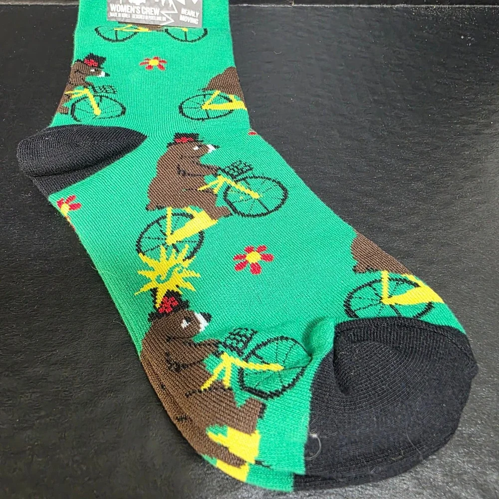 Sock‎ It To Me Crew Socks Womens S Green Bearly Moving Bear Bicycle W0067 NEW